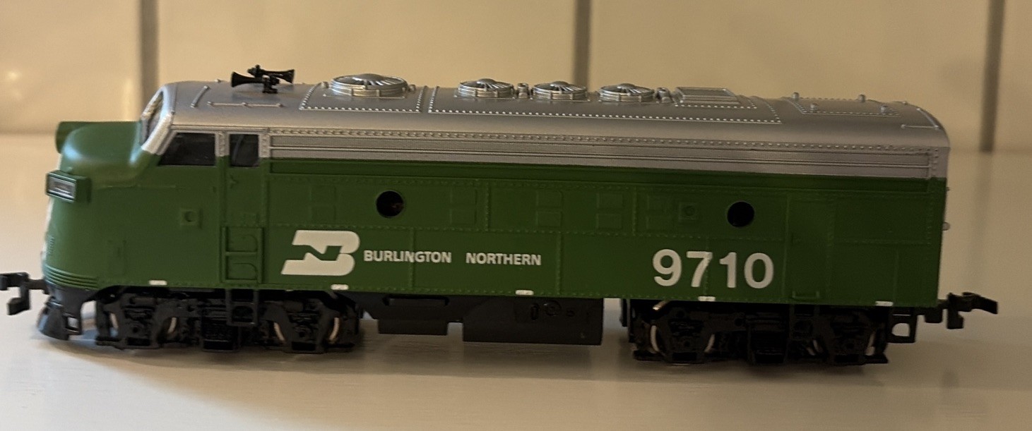 Bachmann Burlington Northern Diesel Locomotive HO 9710 Green Silver EC