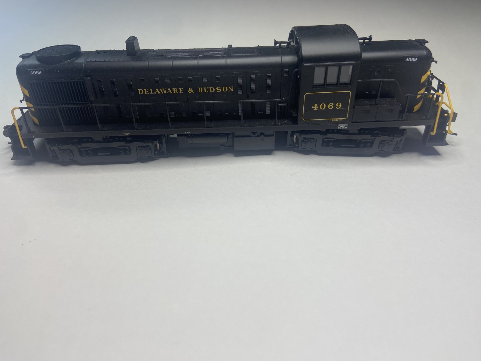 Atlas 7006 HO Scale Delaware & Hudson ALCO RS-3 Diesel Locomotive #4069 With Box