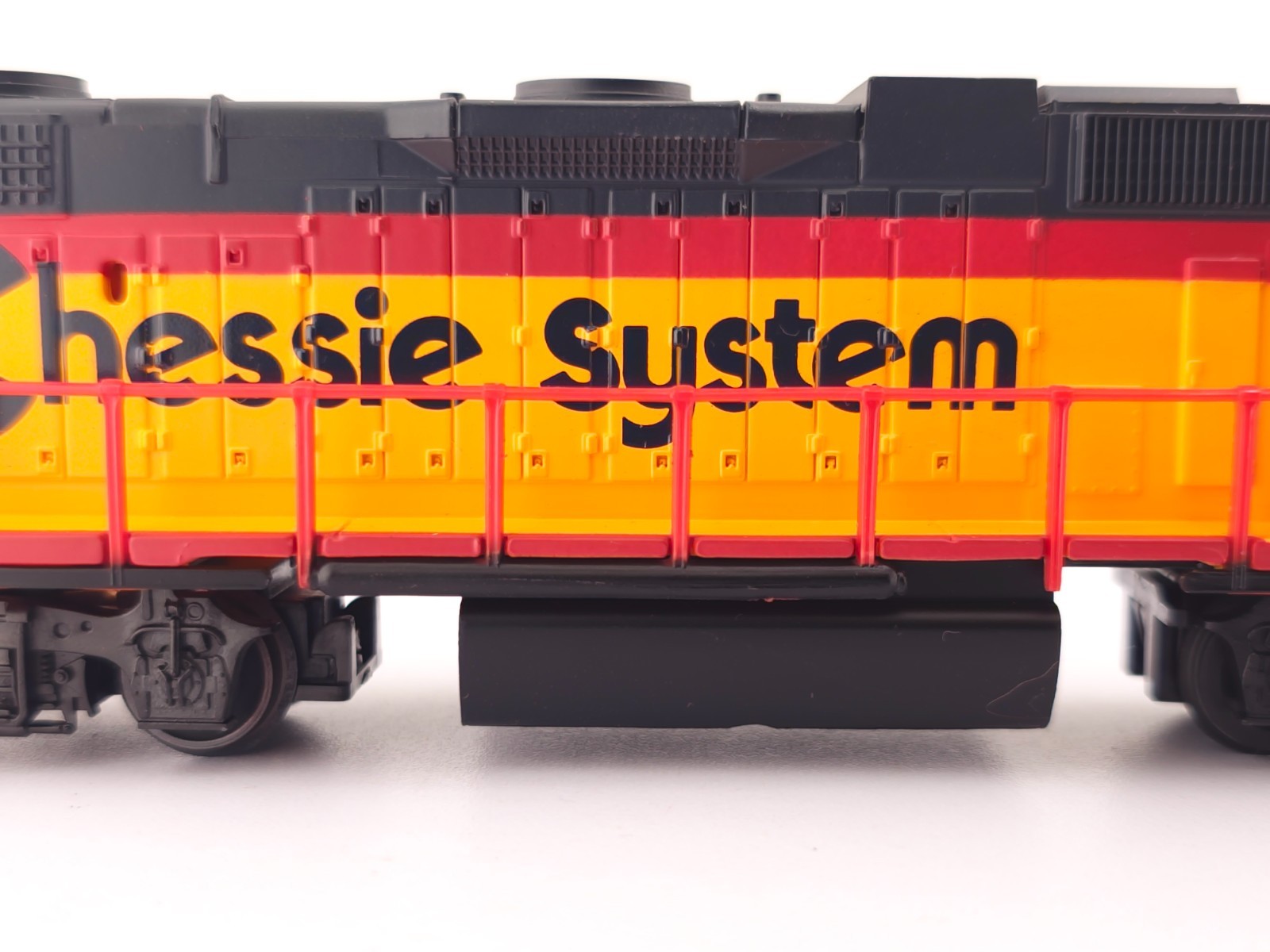 READ Life Like HO Scale 21604 Chessie System GP38 Low Nose Diesel Locomotive Set