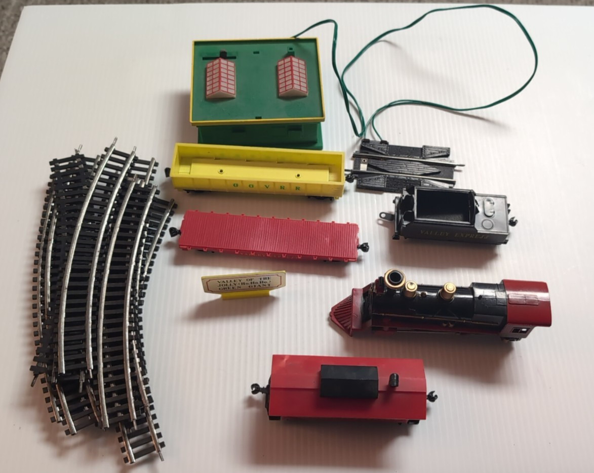 Marx Battery Operated Valley Express HO Train with track Tested