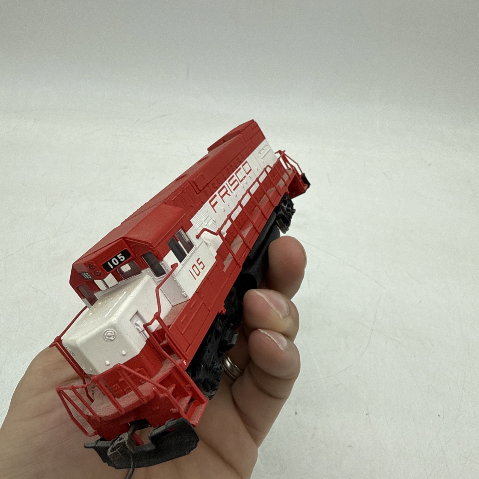 Walthers Proto ~ HO Scale ~ Frisco SLSF ~ GP #105 DC Power