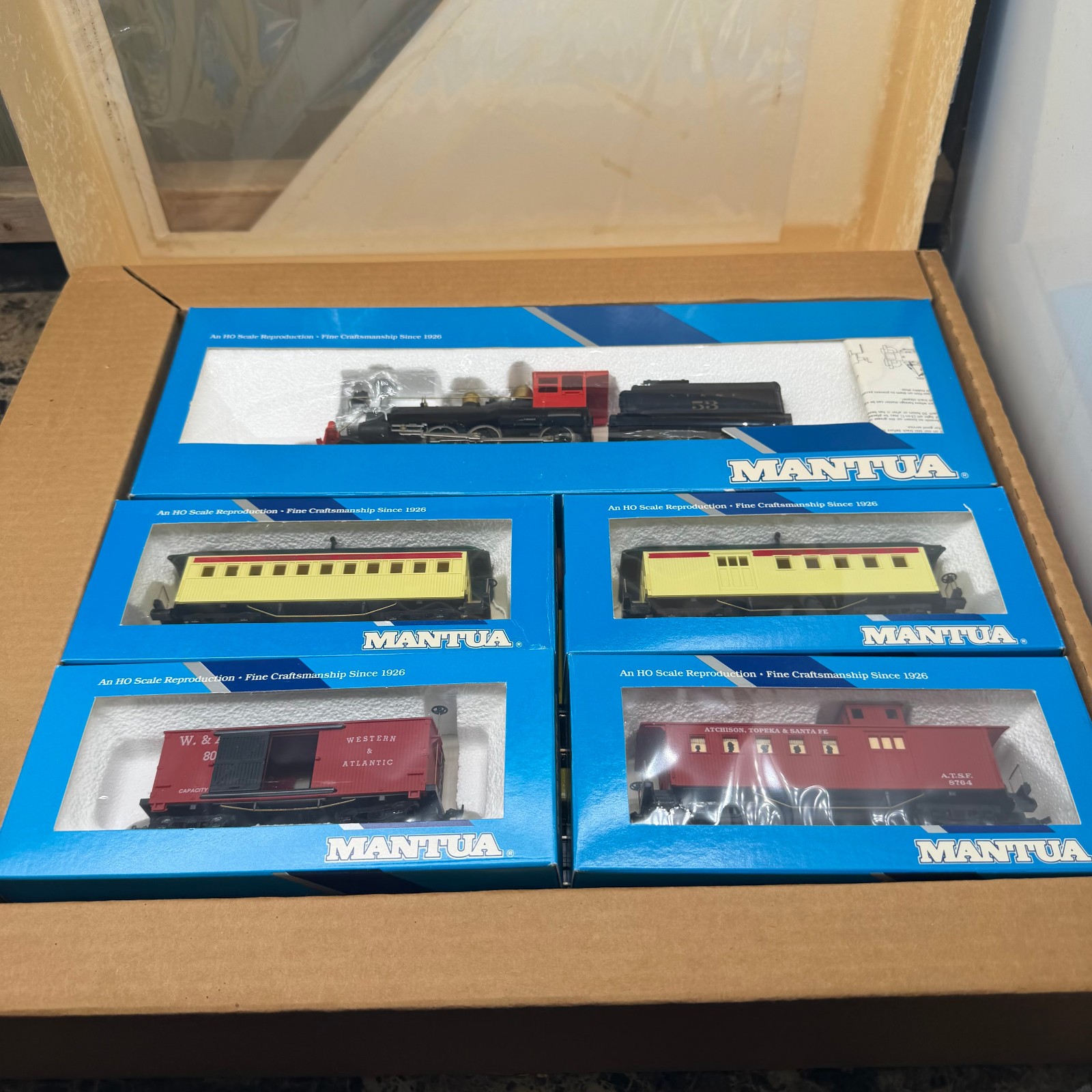 Mantua HO Electric Train Set Locomotive & Tender W/ 4 Cars & Power Pack & Track