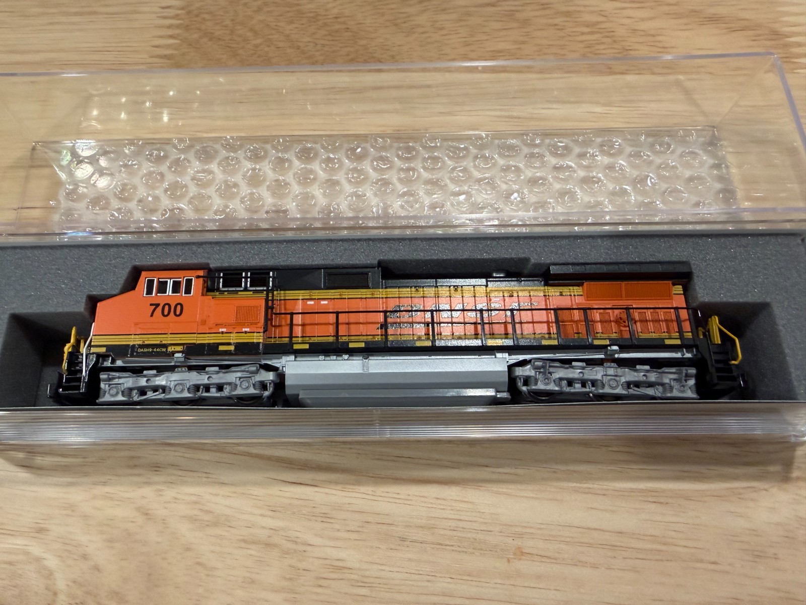(N Scale) Kato 176-3517 GE C44-9W BSNF Swoosh Logo #700 – Standard DC (NEW)