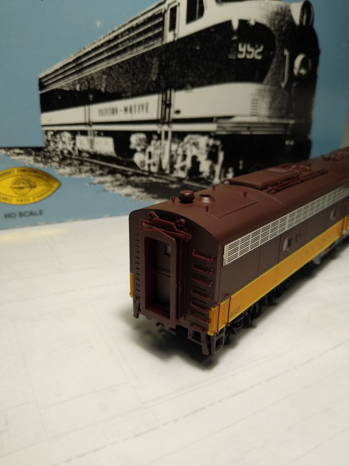 HO Proto 2000 Illinois Central Powered Diesel Locomotive E8/9