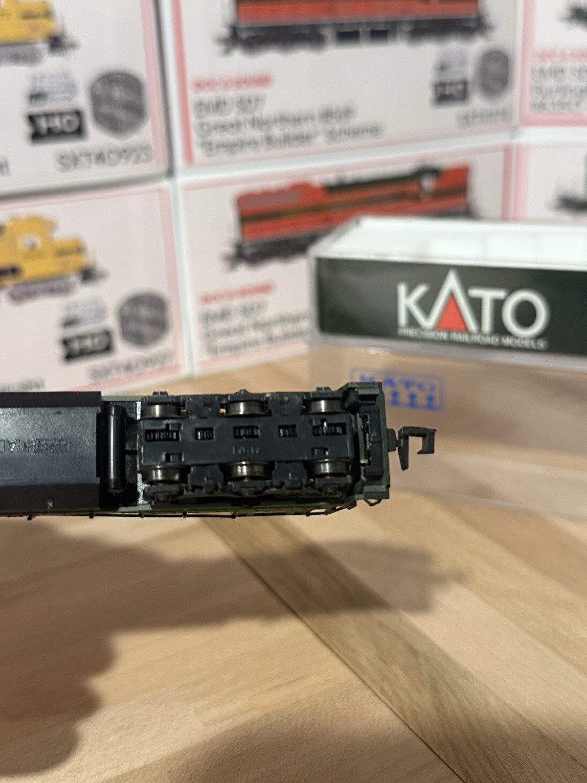 KATO N GE C30-7 Burlington Northern #5558 Analog DC Diesel Locomotive