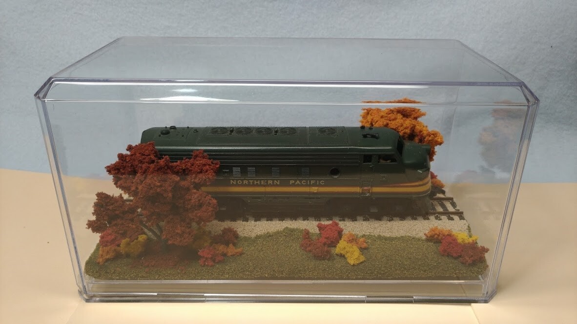 HO SCALE 9″ DISPLAY CASE -FALL FOLIAGE SCENE -FOR ANY HO LOCO & CAR