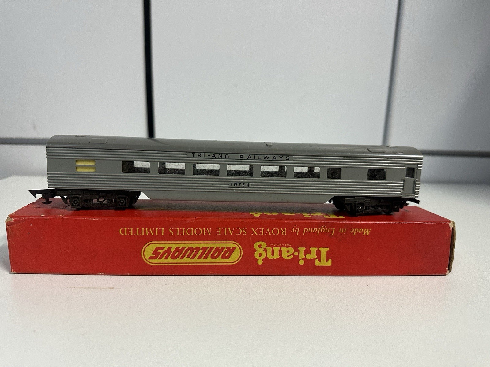 TRIANG R24 TC SILVER PASSENGER COACH BOXED