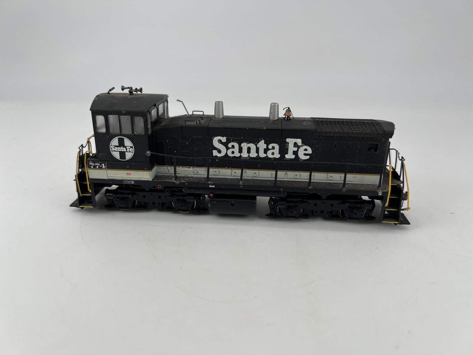 Athearn #95836 HO CUSTOM Santa Fe SW1500 Diesel Locomotive Switcher w/ Box Runs