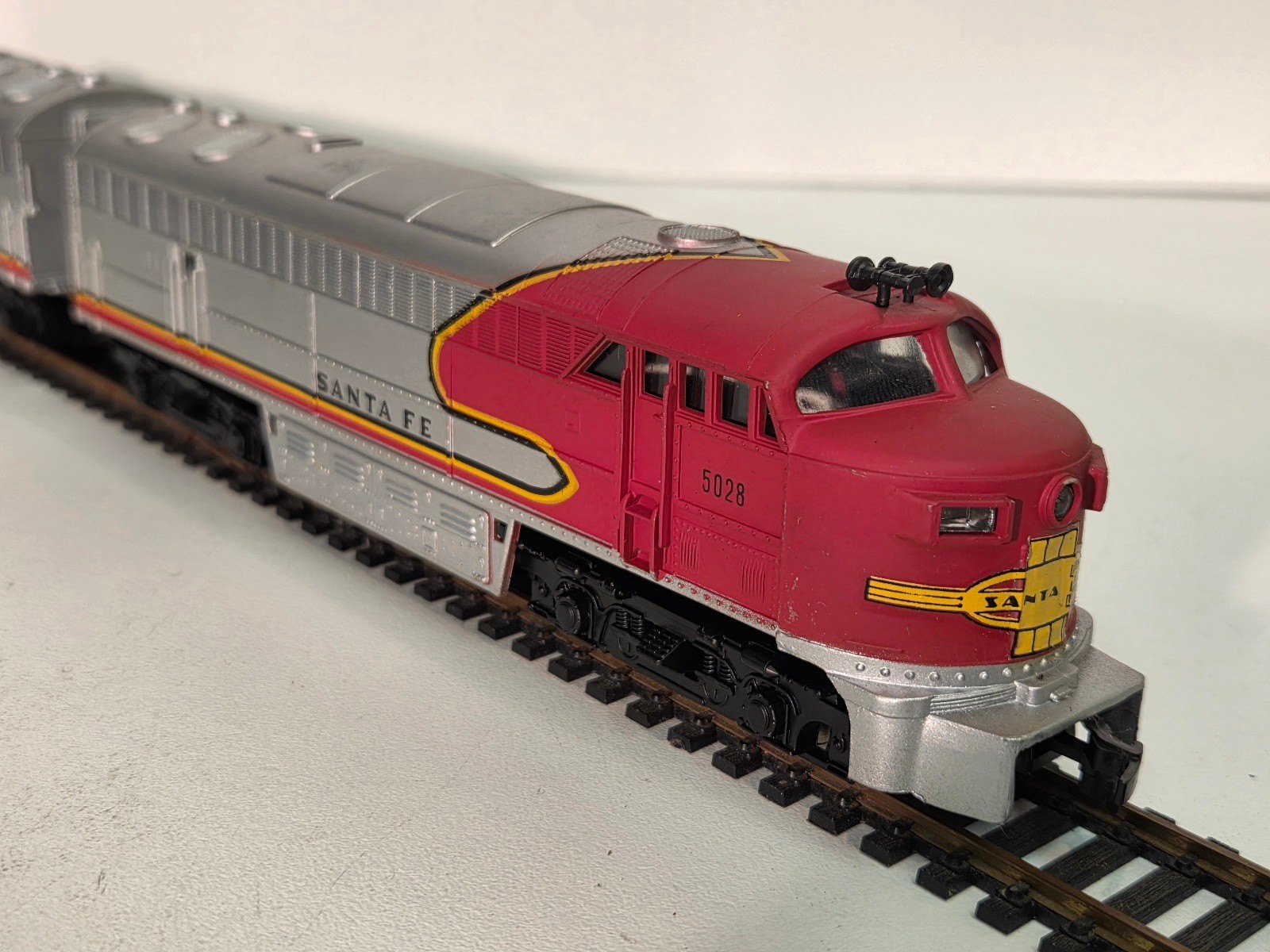 Vintage HO AHM Mehano Santa Fe FM C-Liner Diesel Power Locomotive + Dummy w/ OB
