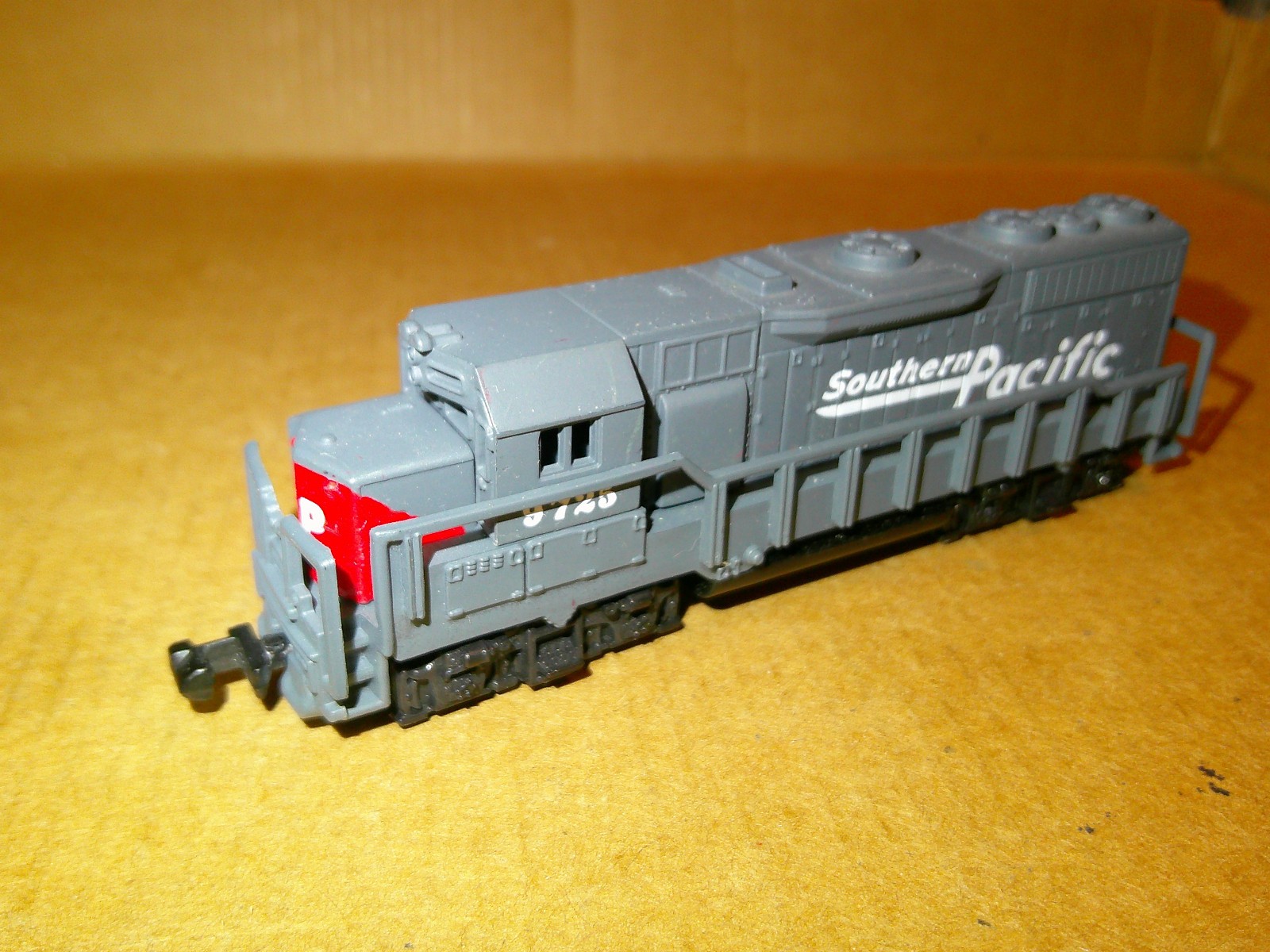 N Scale High Speed # 418 Southern Pacific 9725 Diesel Locomotive Railroad Nice