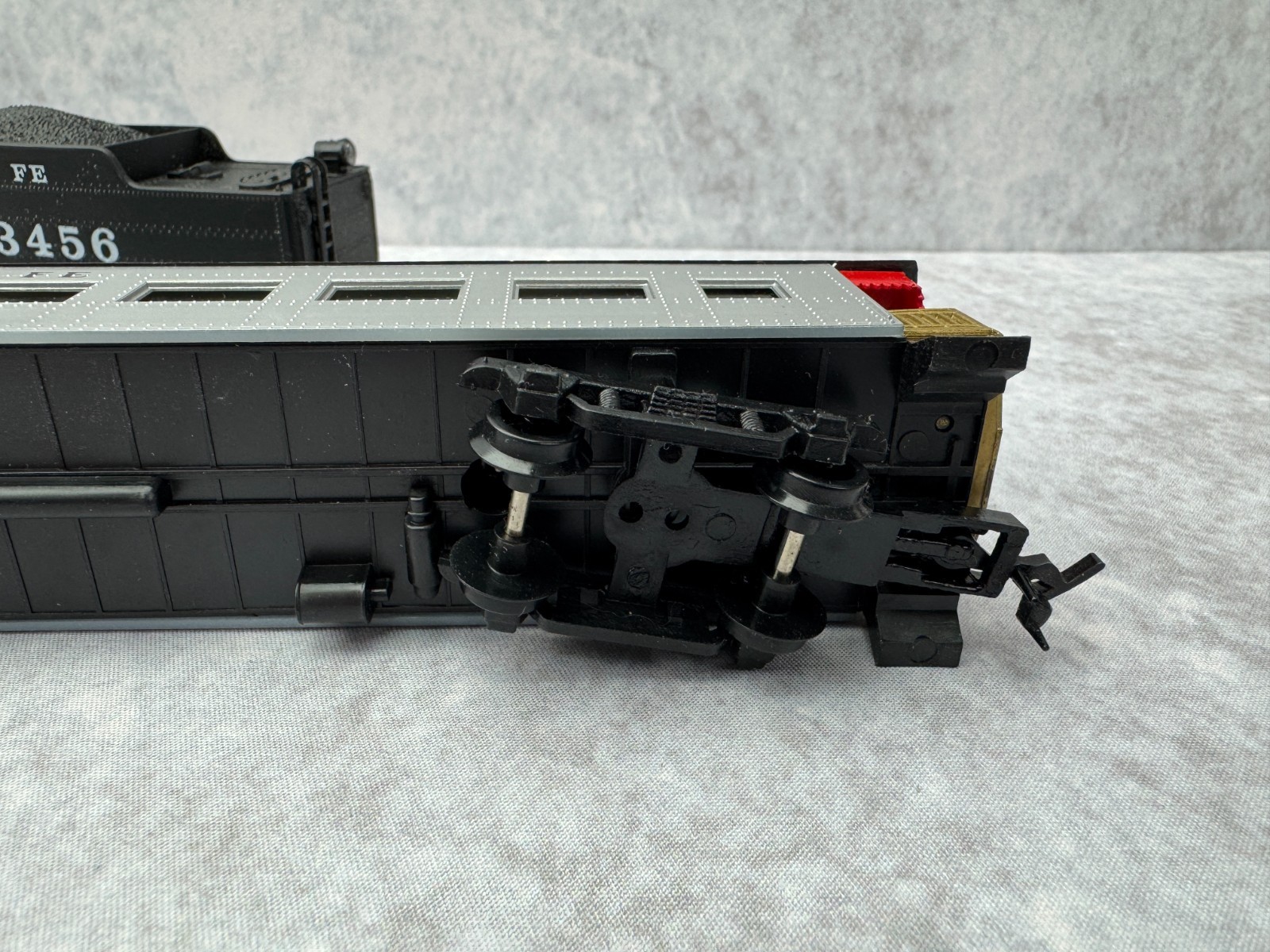 Model Power HO Santa Fe 3456 Pacific Steam Locomotive, 3 Passenger Cars & Track