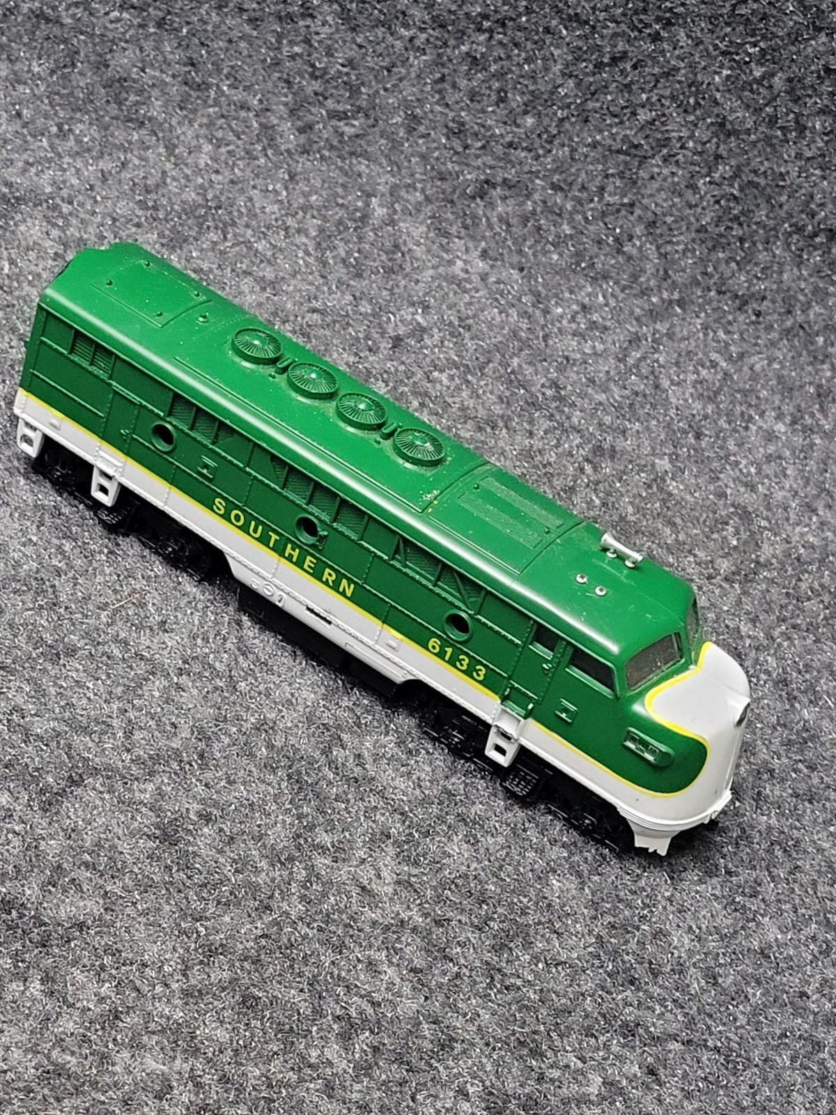 Southern Railway 6133 Diesel Locomotive HO Scale Green White Train Model Car