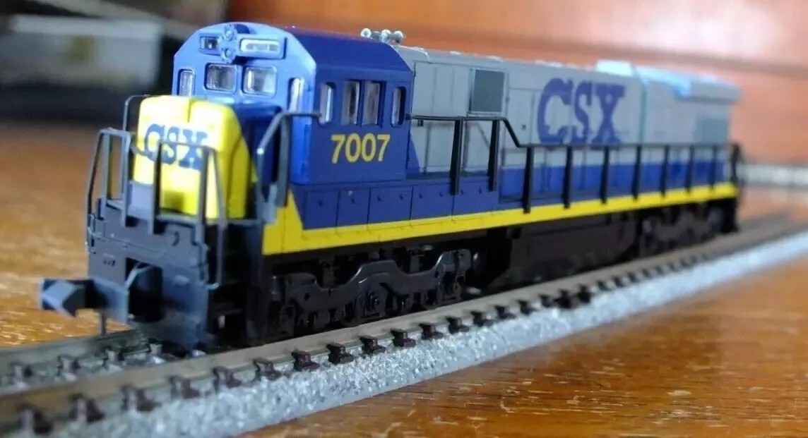 Kato 176-307 N gauge GE C30-7 diesel loco in grey & blue CSX livery