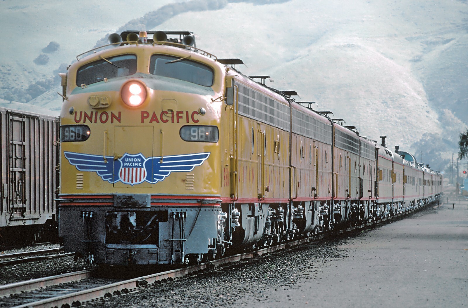 Marklin AC HO USA UNION PACIFIC EMD F7 DIESEL 4-UNIT LOCOMOTIVE 3061 + 4061 MIB!