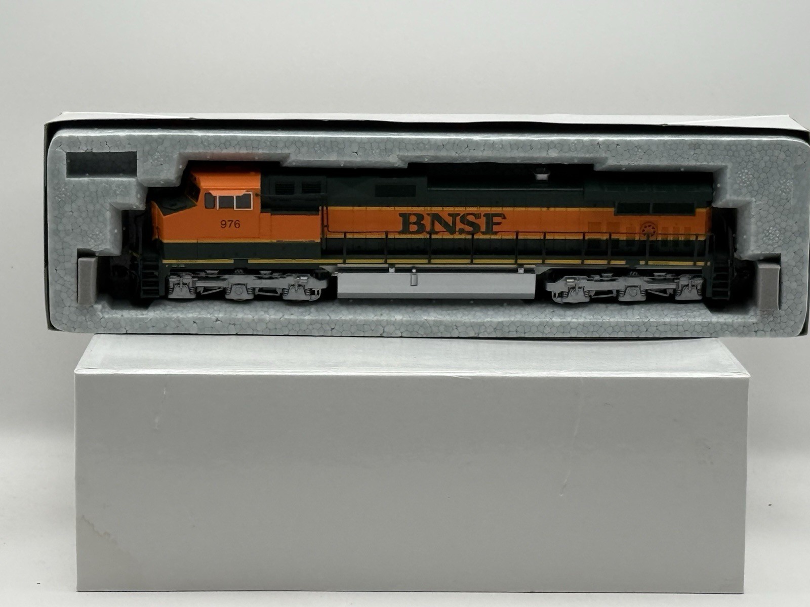 Kato HO Scale 37-1901 GE Dash 9 C44-9W BNSF #976 Locomotive w/ Box & Parts