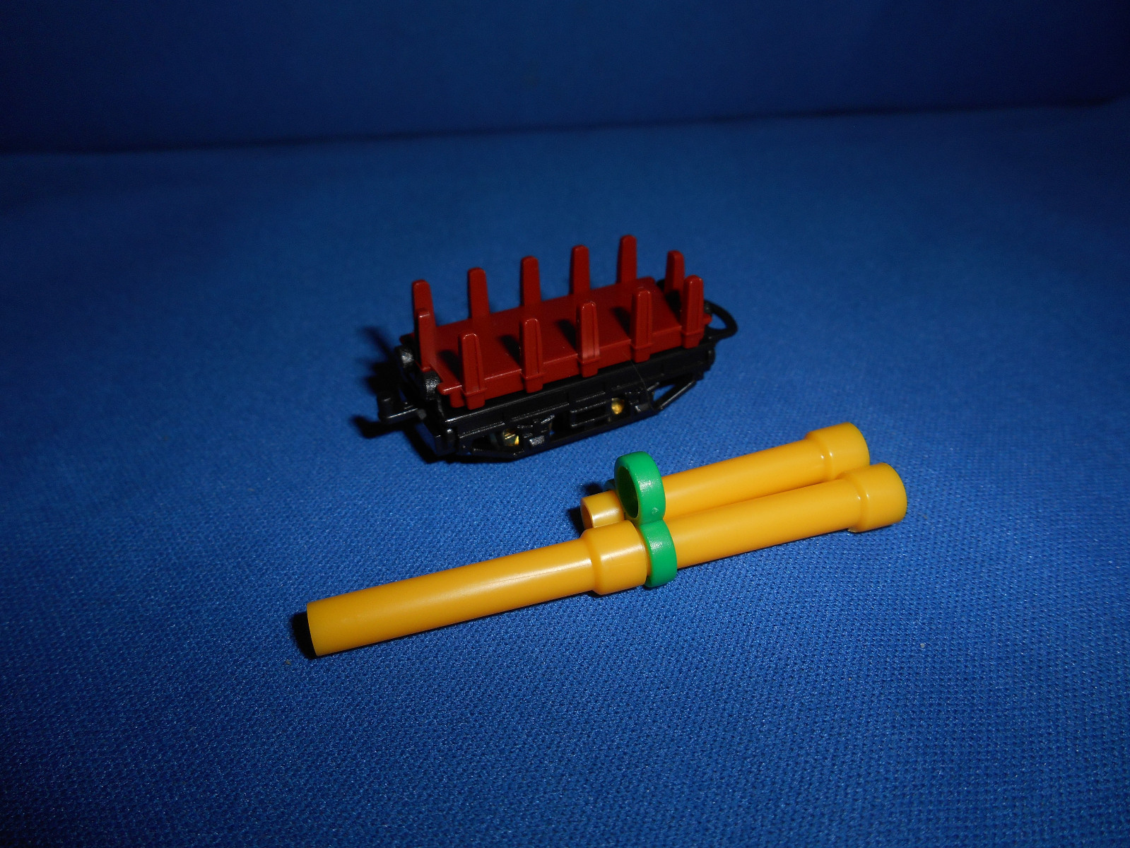 FREIGHT Rail TRAIN w/ CONSTRUCTION PIPES CAR Plastic Kinder Surprise Egg N Scale