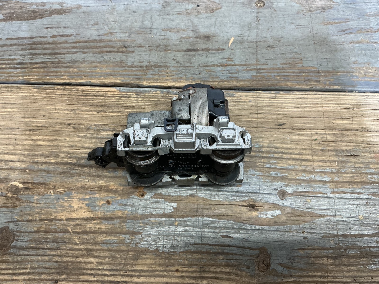 Lionel 2343 Santa Fe F3 Diesel Motor and Truck