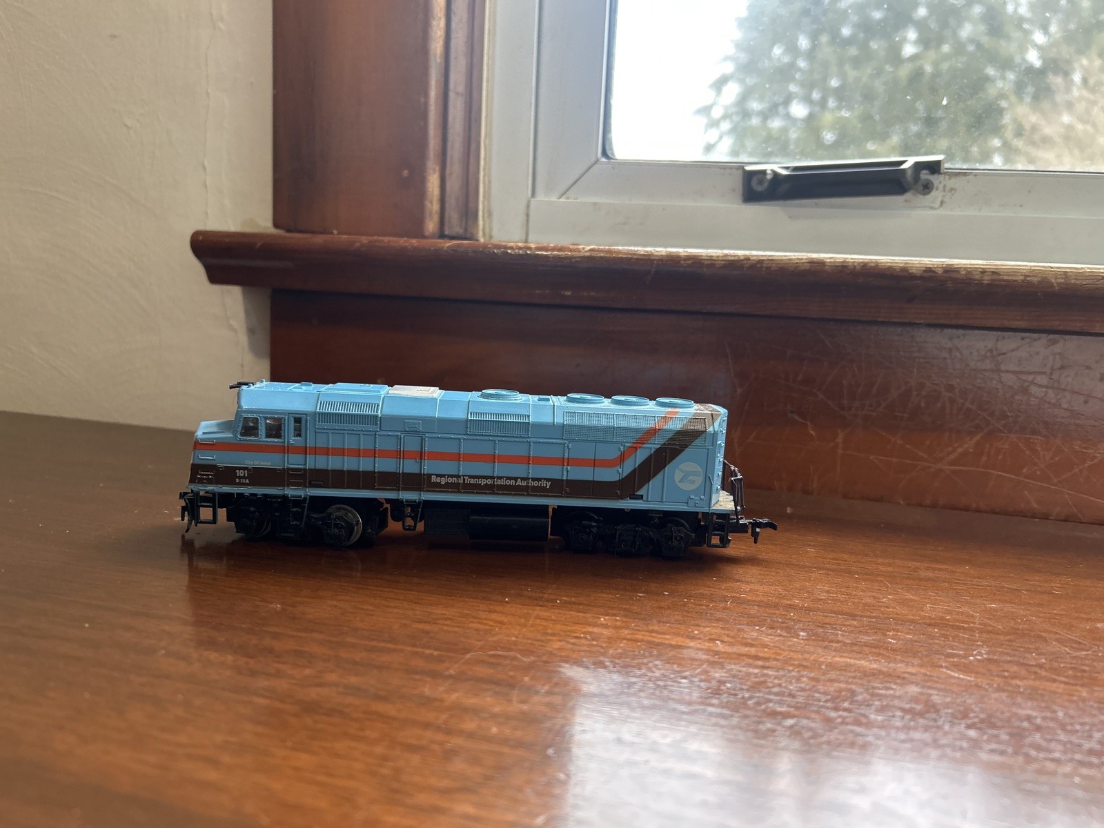 KATO – Chicago RTA EMD F40PH Locomotive #101- Assembled