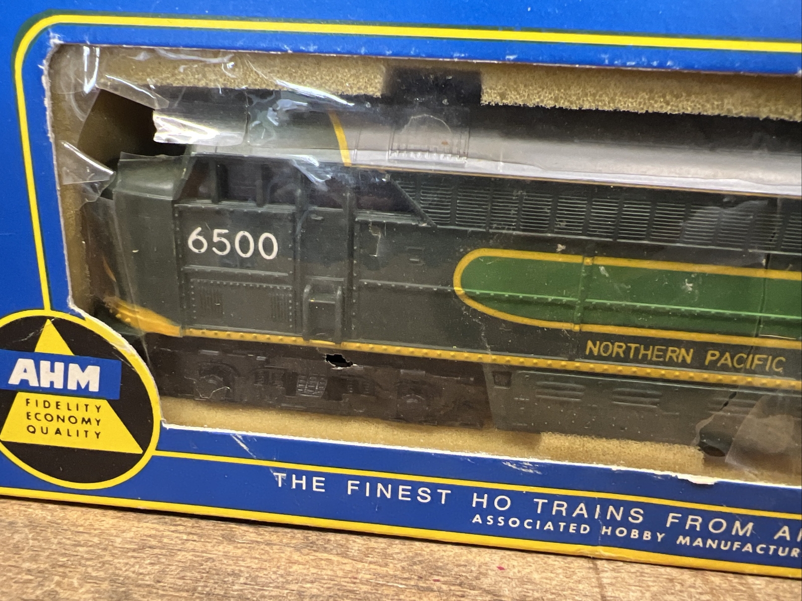 AHM HO Northern Pacific Train 6500 C-Liner Diesel Locomotive