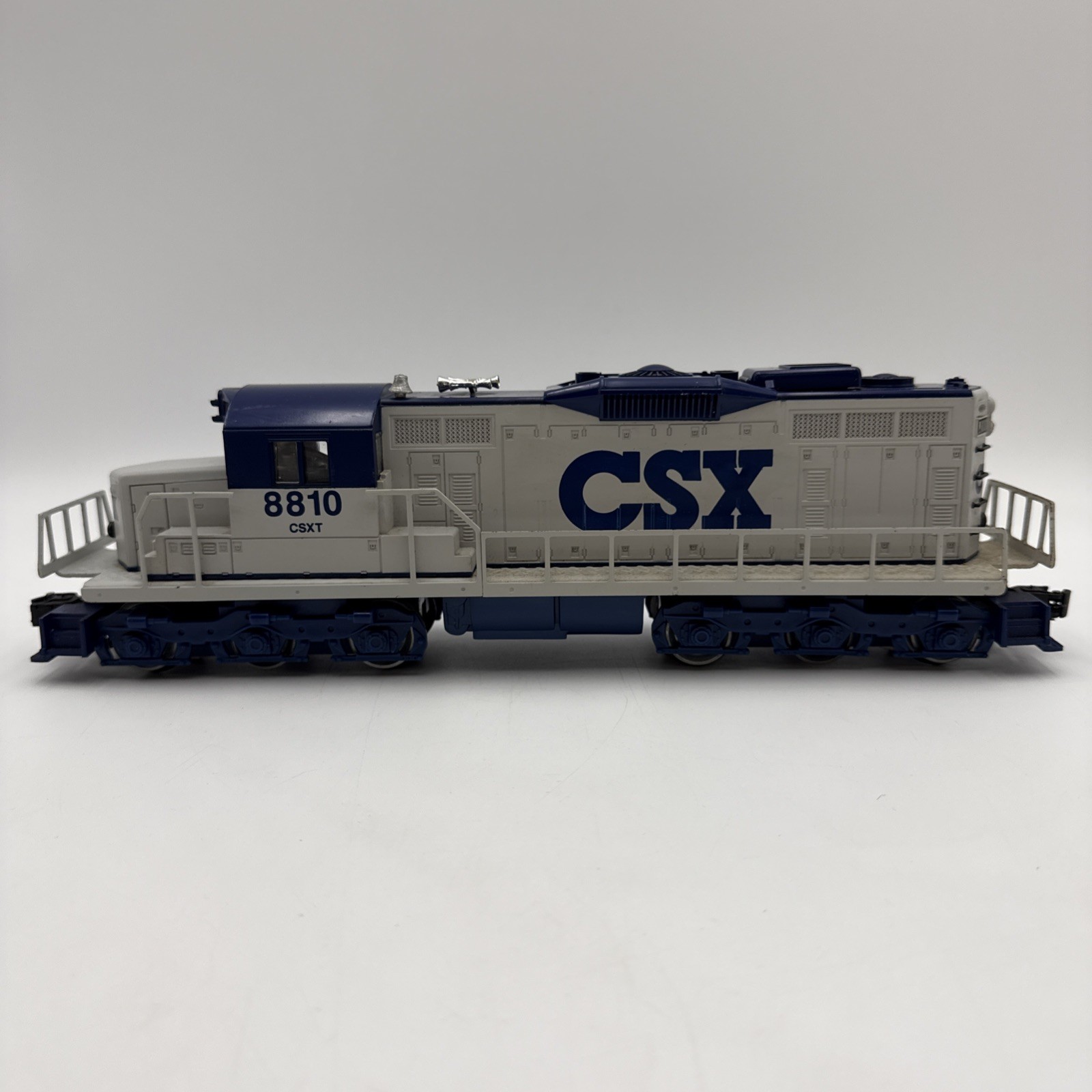Lionel CSX SD-18 Diesel Locomotive Blue White O Gauge 6-18810 Model Railroad