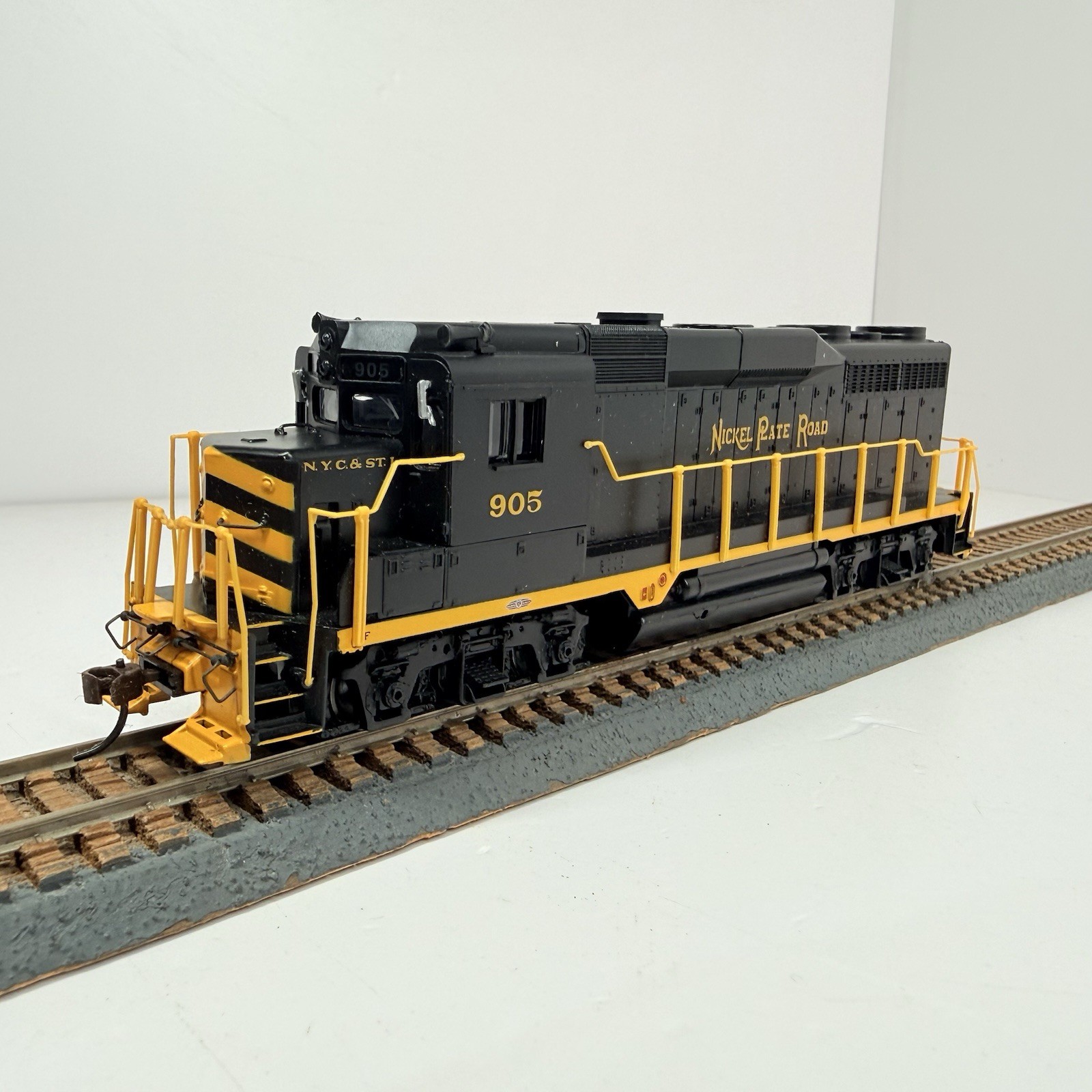 HO Scale DCC Bachmann 60810 Nickel Plate Road #905 GP30 Diesel Locomotive