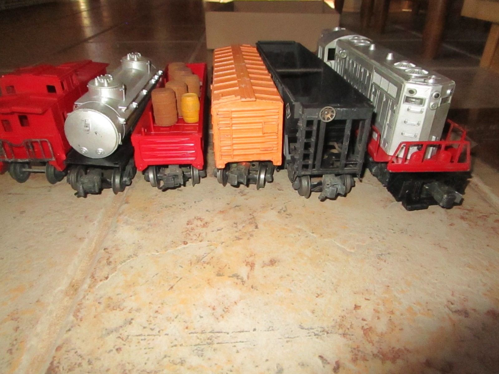 1950’S LIONEL O GAUGE 2328 BURLINGTON ROUTE GP-7 POWERED DIESEL RUNS WITH 5 CARS