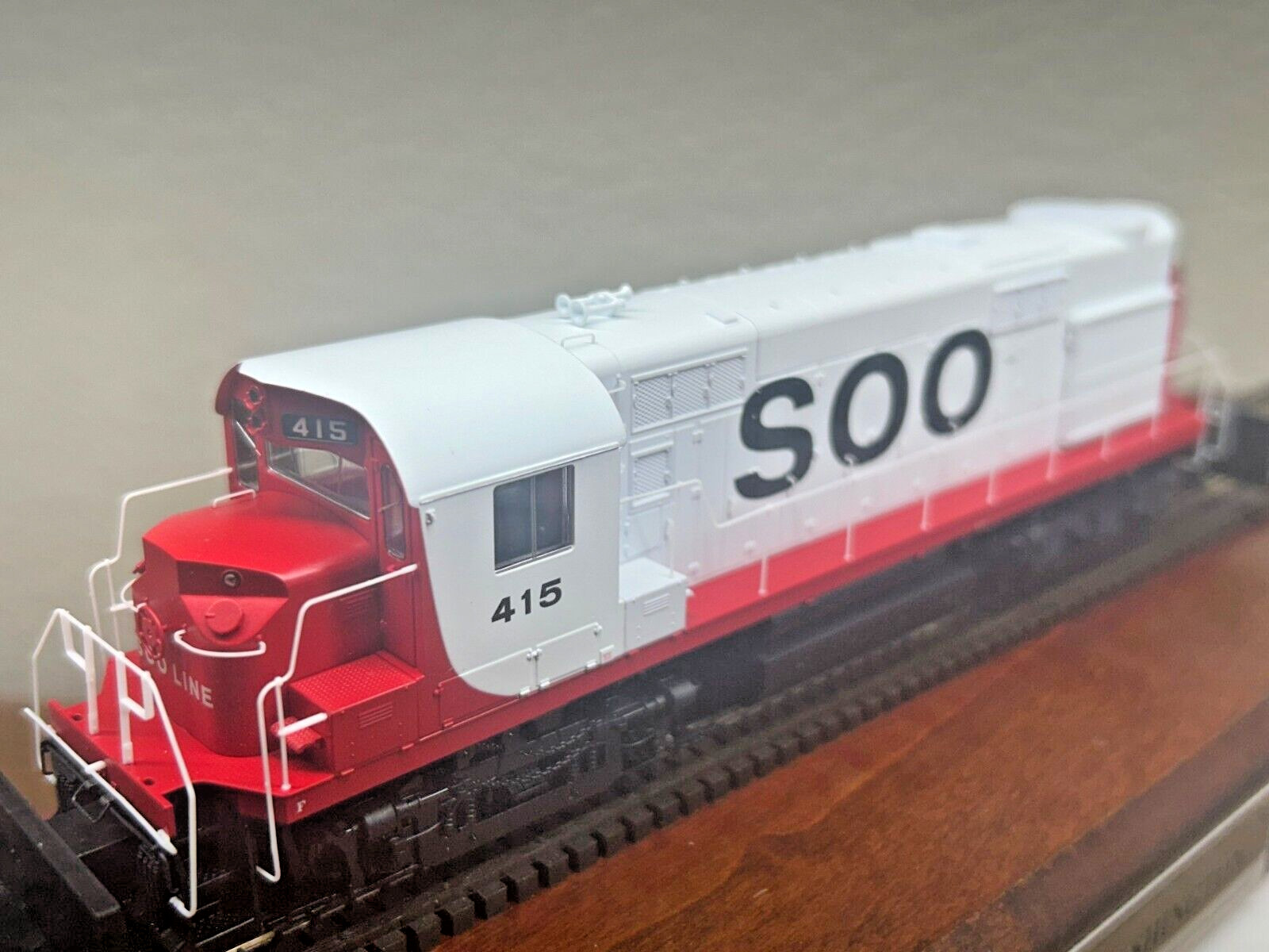 SOO LINE RS27 LOW HOOD ROAD SWITCHER LOCO DCC / “QUANTUM SOUND” HO Scale NEW OOP