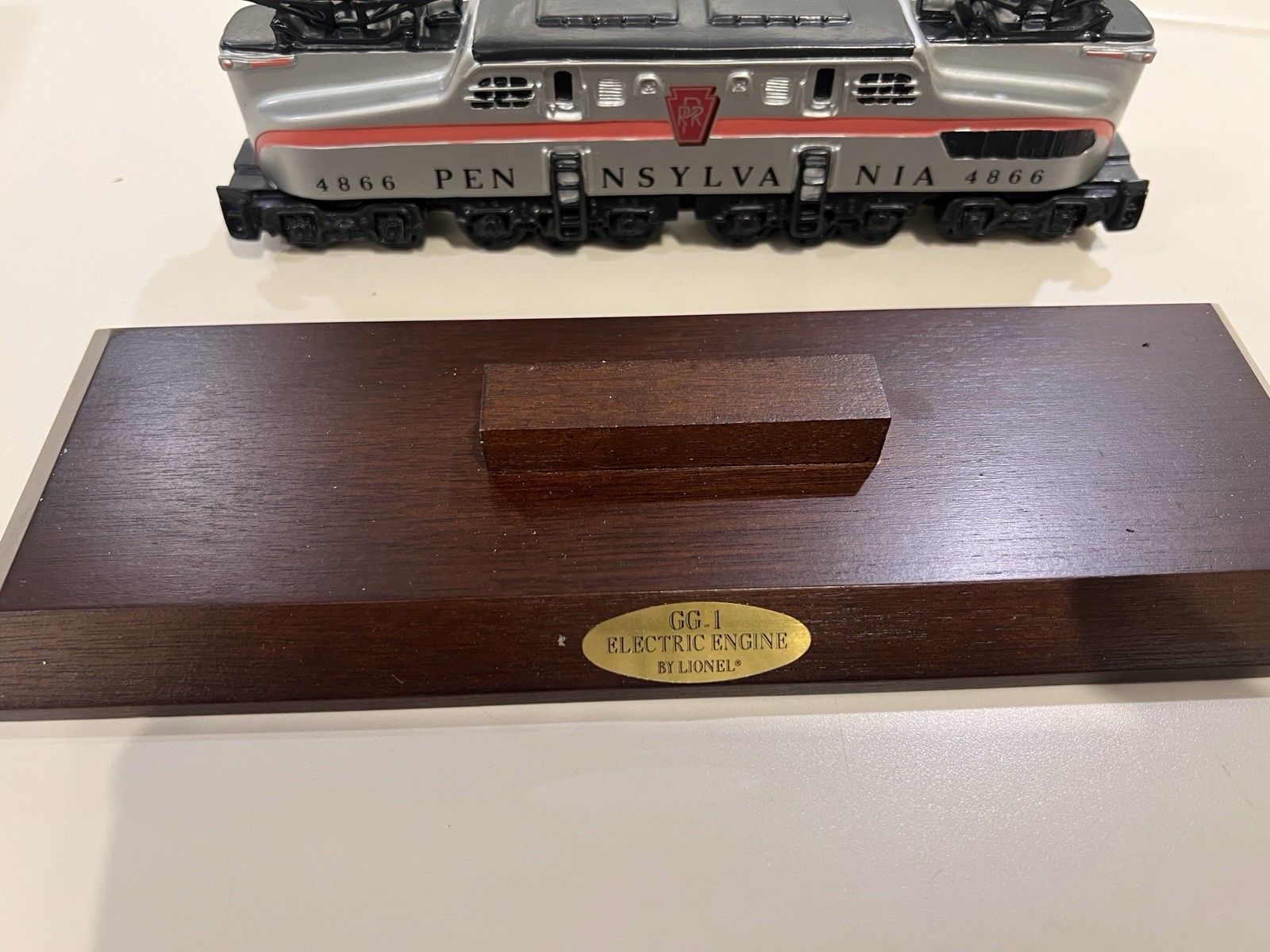 The image shows a Lionel Pennsylvania GG1 electric engine, specifically modeled