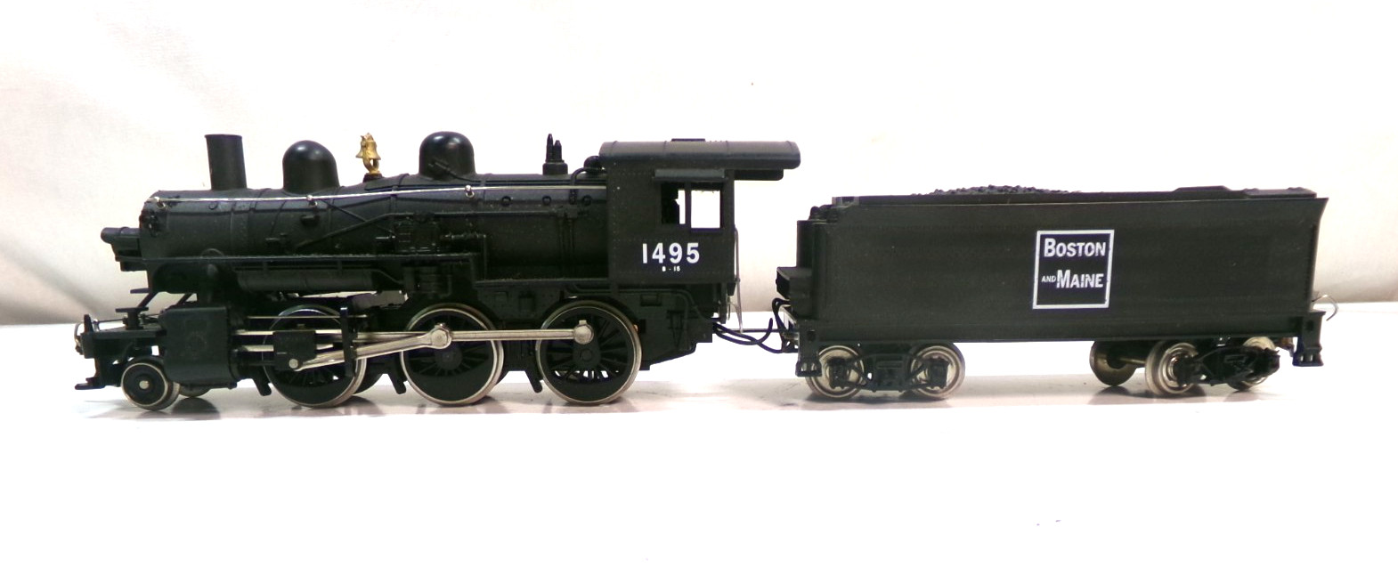 HO gauge Mehano Boston & Maine 2-6-0 steam engine (lot A8171)