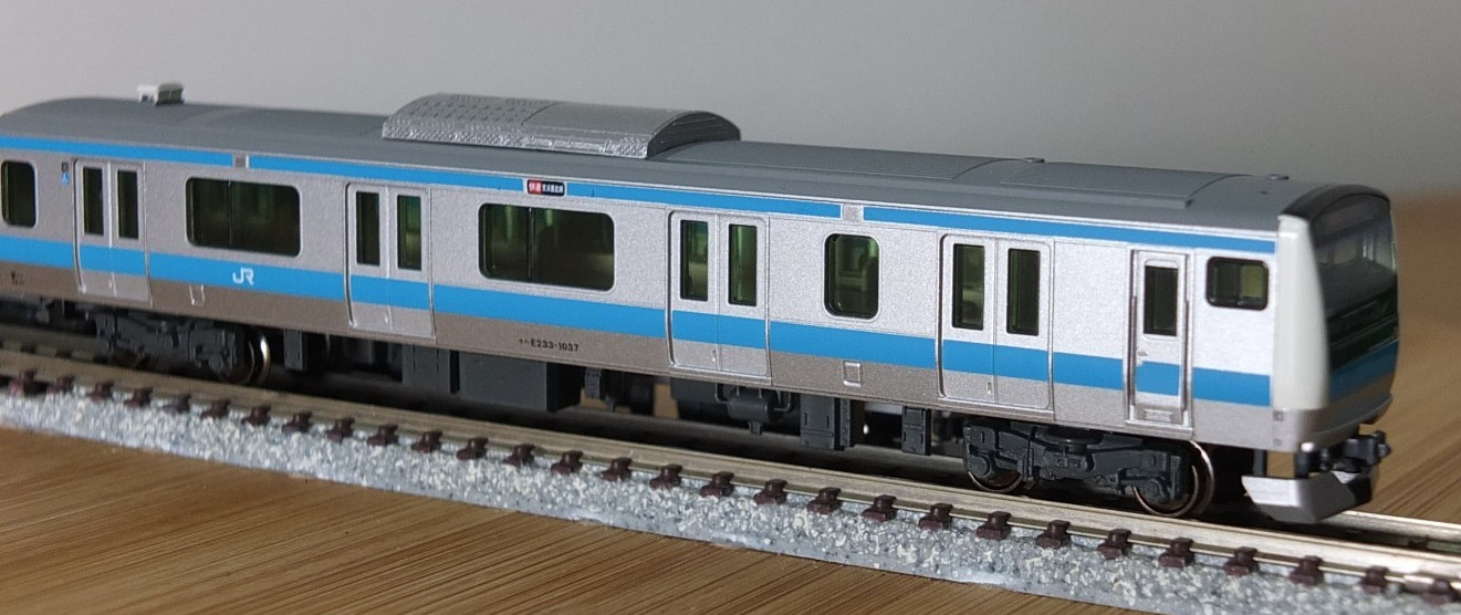 Kato 10-1159 N scale JR E233 EMU 3 car set in Keihin–Tōhoku livery