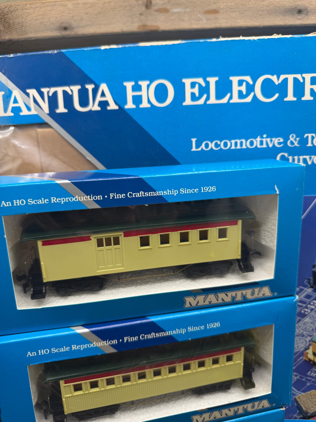 Mantua HO Electric Train Set Locomotive & Tender W/ 4 Cars & Power Pack & Track